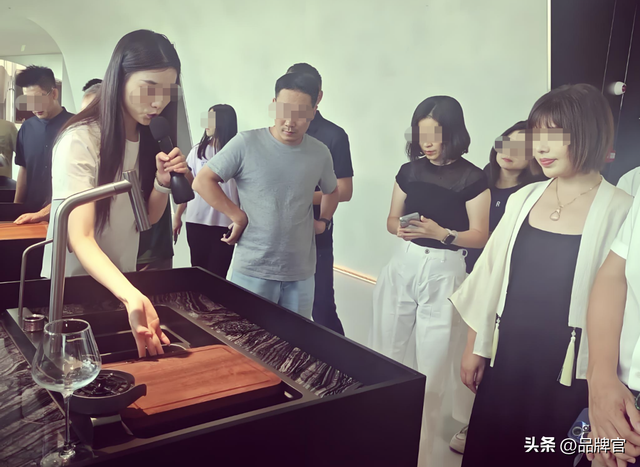 员工平均年薪12.67万，75后佛山兄妹逆市闯出IPO，市值超320亿！
