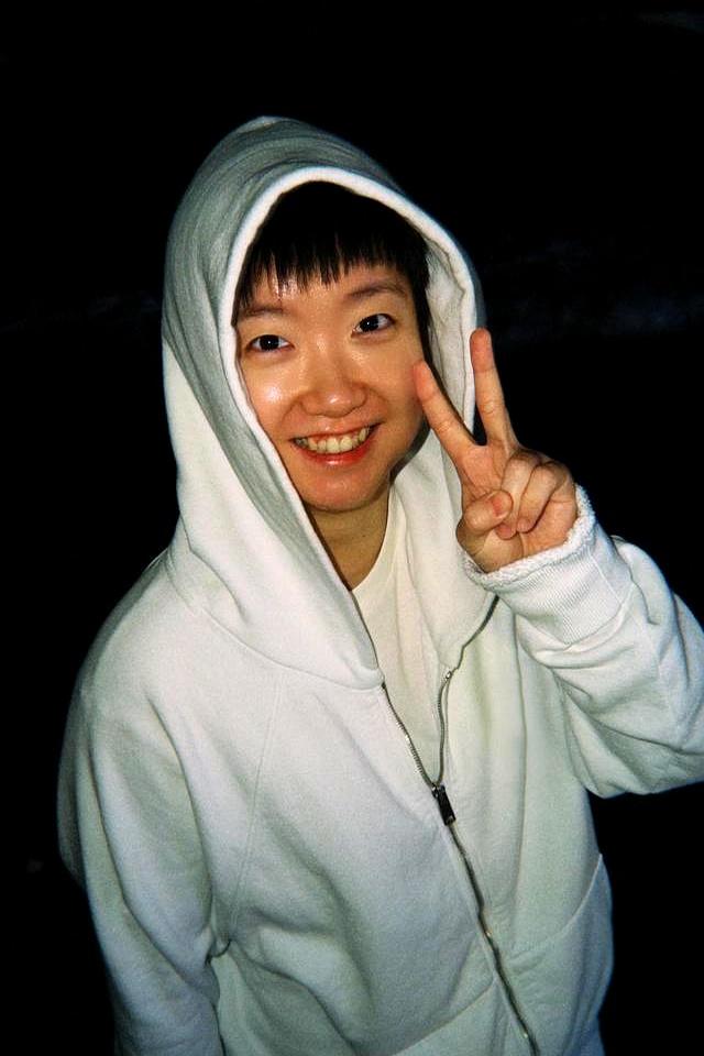 莎莎晒出和爸爸妈妈的合照，还有生日视频和烟花，好幸福哦