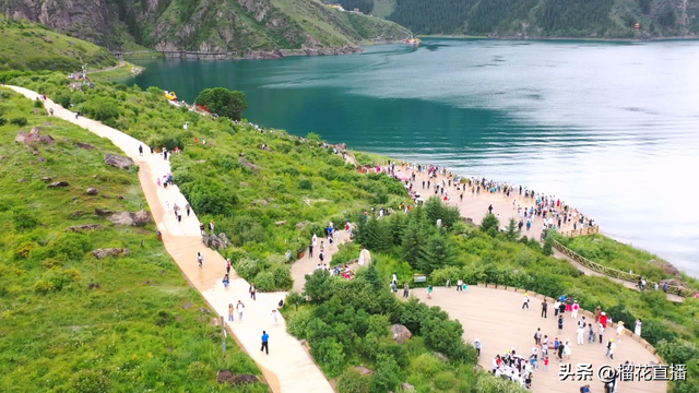 天山天池绘就生态旅游新画卷