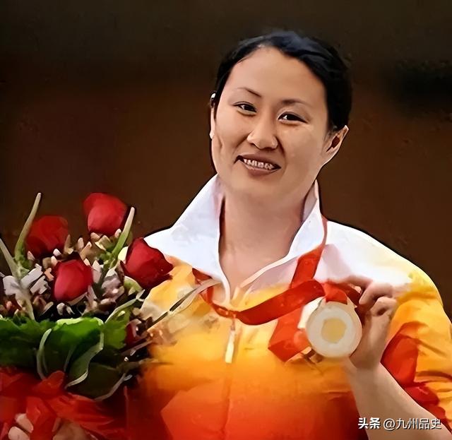 她是9枚金牌的冠军，被教练下药终身不育，退役后当搓澡工嫁和尚