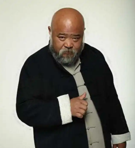 不顾医生劝阻每天2包烟，顿顿8两白酒的演员李琦，如今变成啥样