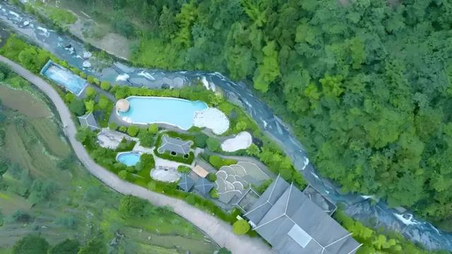 成都出发2.5h刹拢最绝红叶之城！秋色媲美九寨，一城吃够三省美食！更有山林温泉泡过瘾！