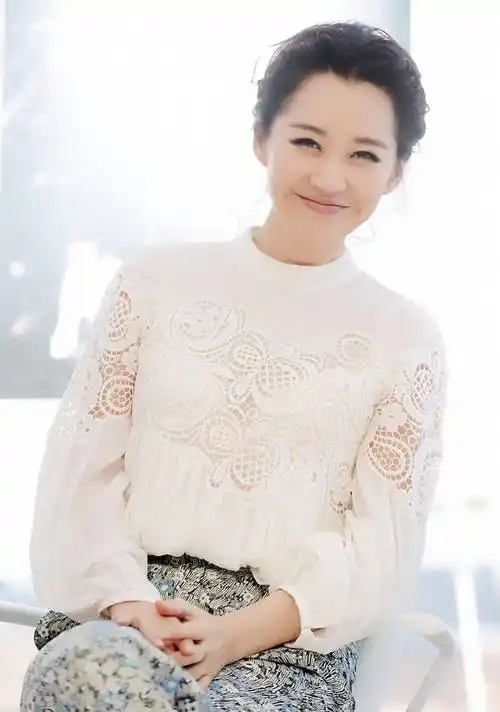 她一生"风流成性	、老少通吃"	，撩汉无数，现如今56岁却依旧单身