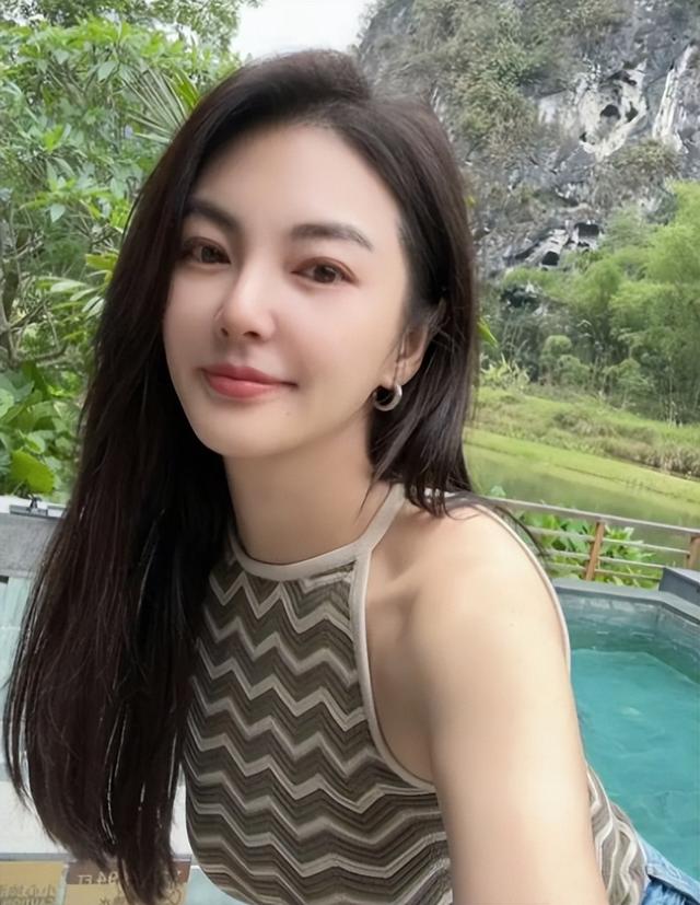 37岁倪妮晒照过圣诞，一细节暴露真实现状，难怪当初看不上冯绍峰