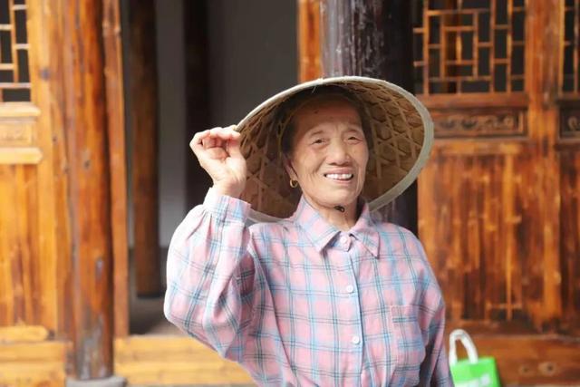 沉浸式角色扮演！新干这里的老人们玩嗨了~