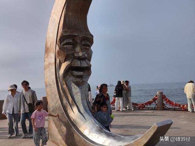 月亮湾看小朋友在礁石间捉螃蟹，徒步海昌渔人码头沐浴清爽海风