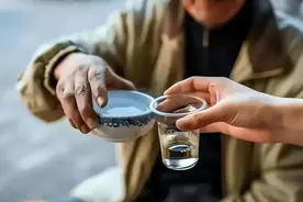 医生发现：男性若突然戒酒，用不了多久，肝脏或出现这4种变化！图片