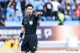 水平低还是心不正：裁判连续出错，马宁错判大连，广州遇跳水点球图片