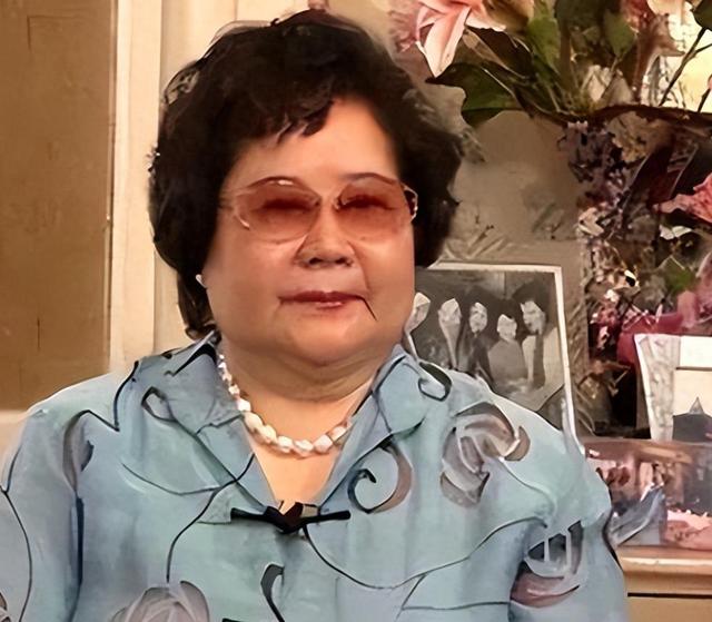 吃里爬外，永不回国？她带领30名演员选择留美，如今年过花甲归来