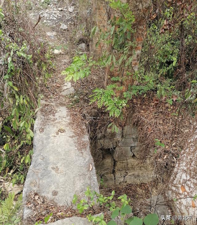 广西南宁市隆安县备战时期修建在古桥上的引水渠，现已列入文保