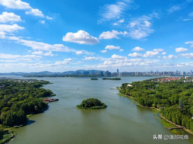 蓝天白云下的无锡蠡湖，浪漫如诗，心随浪逐，梦与湖共舞。