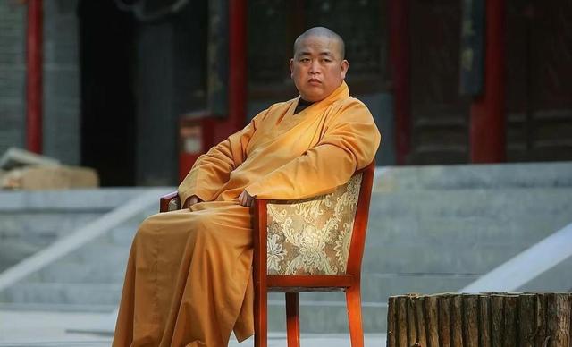 比释永信更奢靡：穿黑丝上班，坐豪车住千万别墅，有两个和尚老公