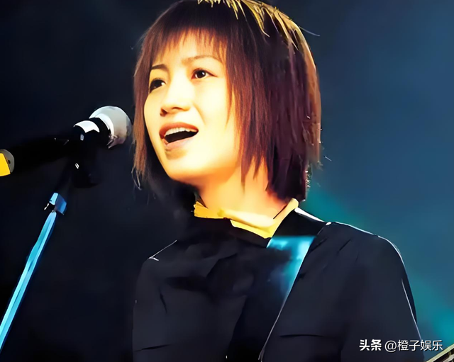 她连上5次春晚，私下却和恩师同居怀孕被骗流产，今57岁依然单身