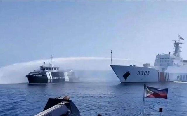 太突然！菲律宾20艘渔船铁索连环闯黄岩岛，马科斯这招真的狠