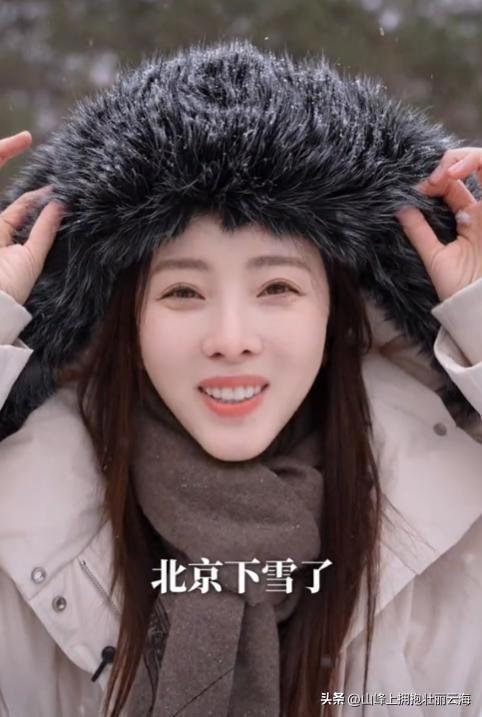 39岁李思思北京豪宅玩雪，坐铁锹上丈夫在前面拉，近照眼袋明显