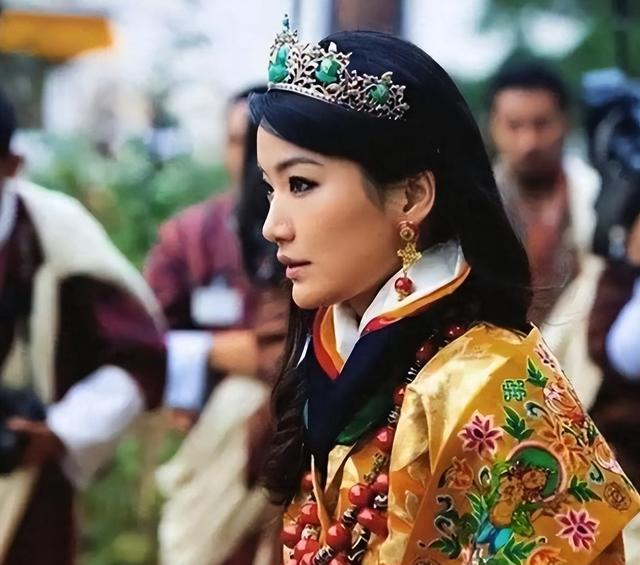 不丹佩玛王后置装费逐年上涨，披四爪龙披肩，拎爱马仕穿贝嫂高定