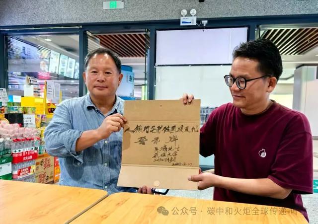 “气候会客厅”重庆西站举行,当代徐霞客吴涛谈北纬30度气候线