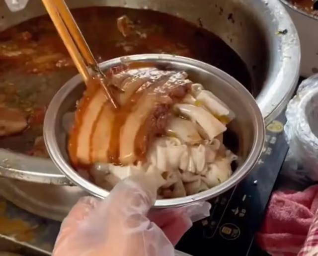 去了13次广西旅游，吃到10种广西特色米粉，尤其是第5种，特好吃