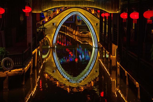 桥影渡星河，古墙浸夜色