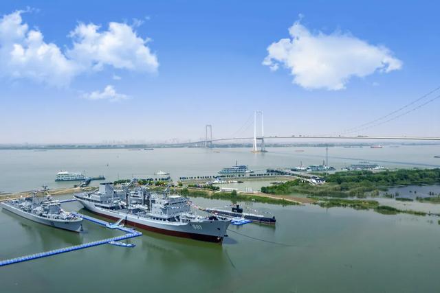 高铁直达!专列明天出发:早茶叫醒你的胃,足球点燃你的夜!