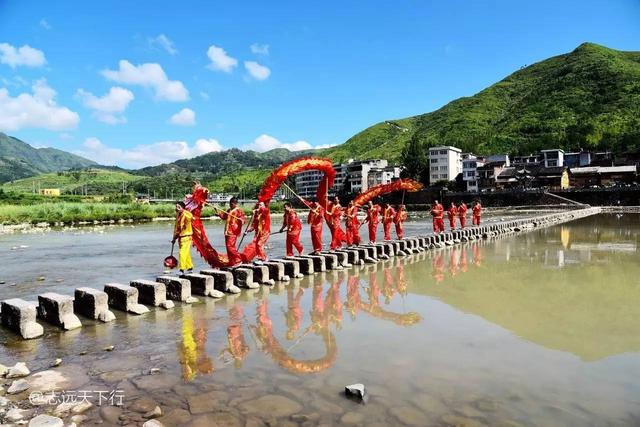 泰顺仕水碇步桥： 烟雨江南，踏石而行，春晚加持，中国最美古碇步