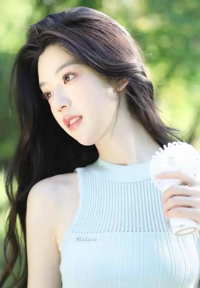 南通一校花美出圈了,清新脱俗,五官精致,倾国倾城,太迷人了!
