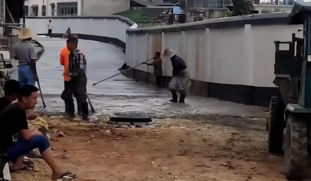 老太破坏修路路面后续：民警走了又挖，村干部曝真相，子女被牵连