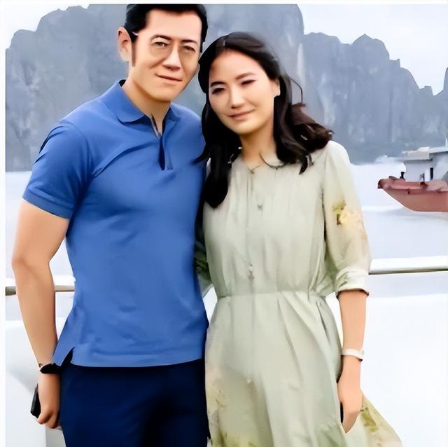 不丹佩玛王后置装费逐年上涨，披四爪龙披肩，拎爱马仕穿贝嫂高定