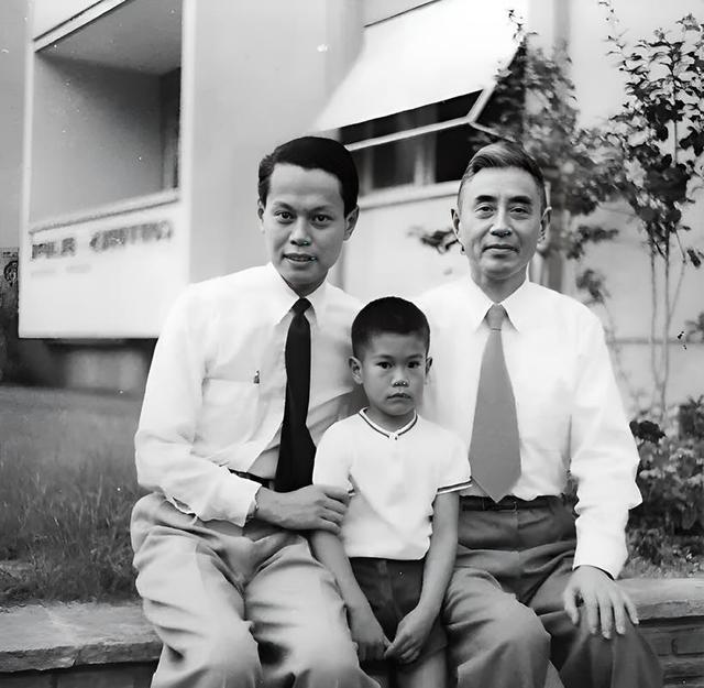 杨光宇赴八宝山送别父亲杨振宁！父亲走了，他仍会把翁帆当亲人