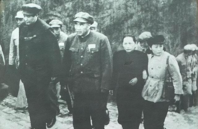 开国大典，她扶毛主席登天安门功成身退，周总理叫住：你站我身边