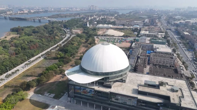 奇葩还是艺术？广东一小镇砸4.5亿，“一顶大帽子”扣成了新地标