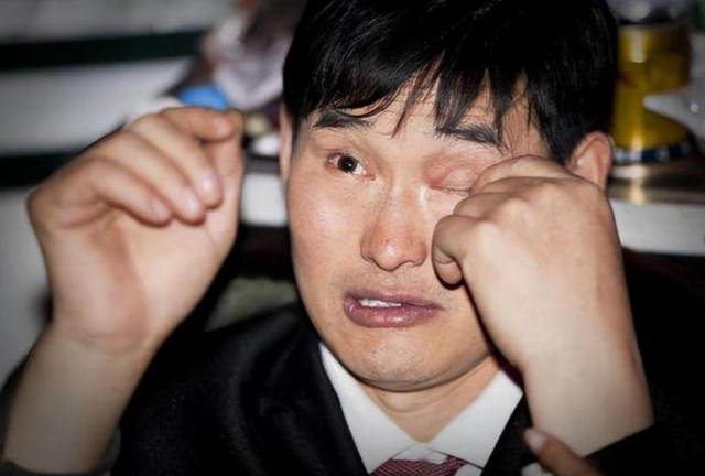 网暴案胜诉仅1月，56岁大衣哥辟谣跳楼身亡，头疼的何止他一人