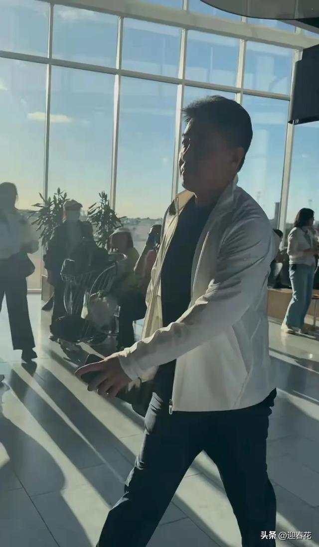 国乒回国抵达北京机场照，王曼昱被老奶奶包围，高远给小粉丝签名