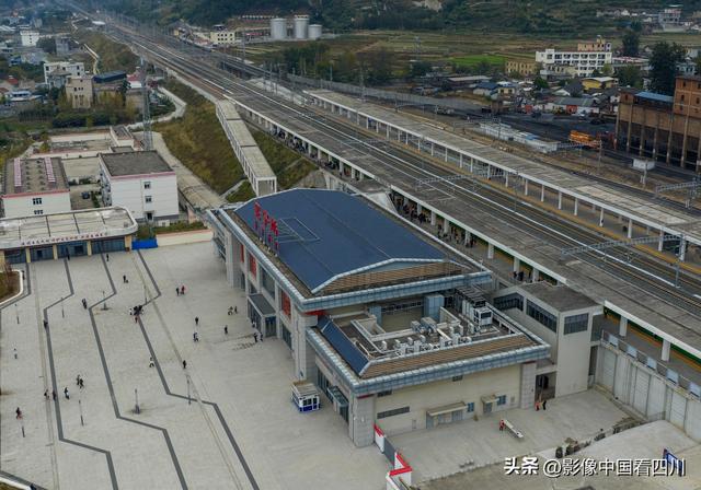 四川凉山：暂新的冕宁火车站