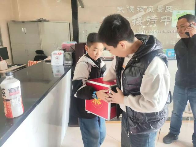 诸葛古镇冬日福利预告来啦！直播互动抽门票，文创盲盒藏惊喜