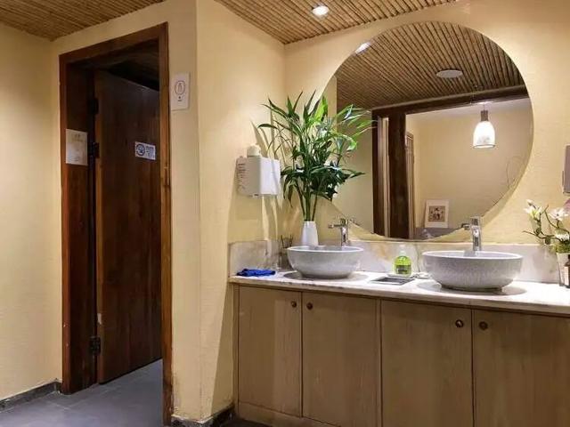 上海这个最热地标终于不用再排长队上厕所了！可是…又有了新烦恼