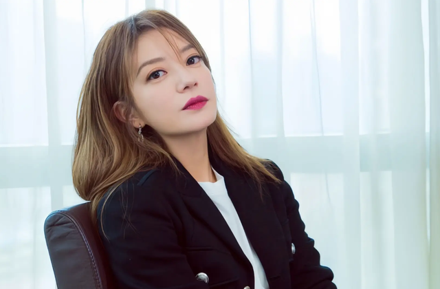 翻身无望！49岁赵薇再曝近况，胃癌传闻真相大白，脸垮皮松人憔悴