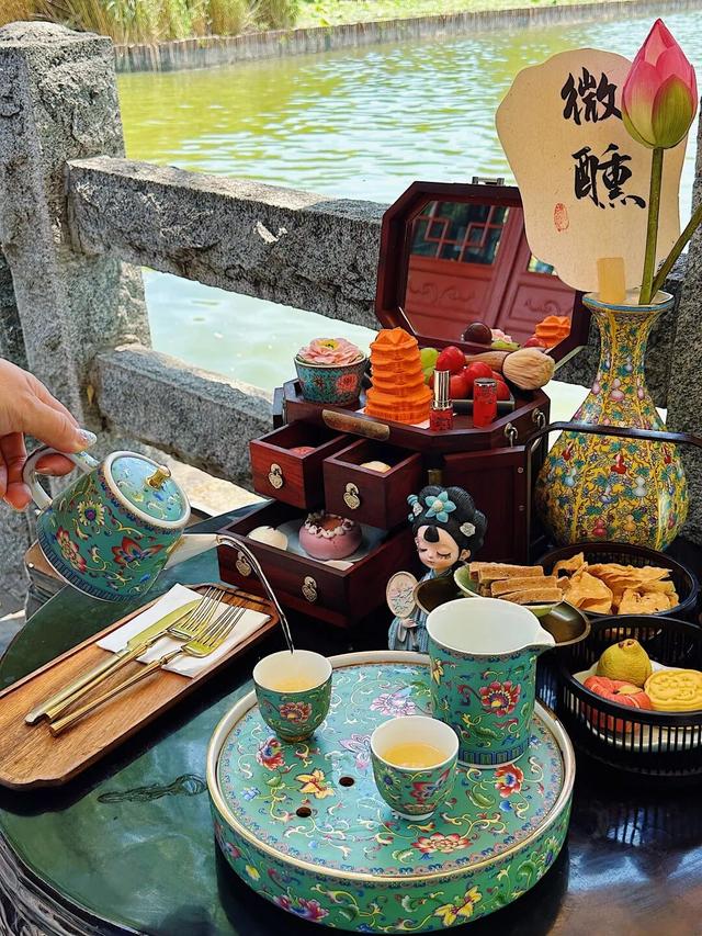 在济南大明湖畔的百年戏楼里品茗听戏，是种什么体验？