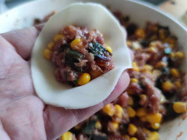 冬至吃饺子	，建议大家：少吃白菜萝卜，多吃4样，养阳暖身庆团圆