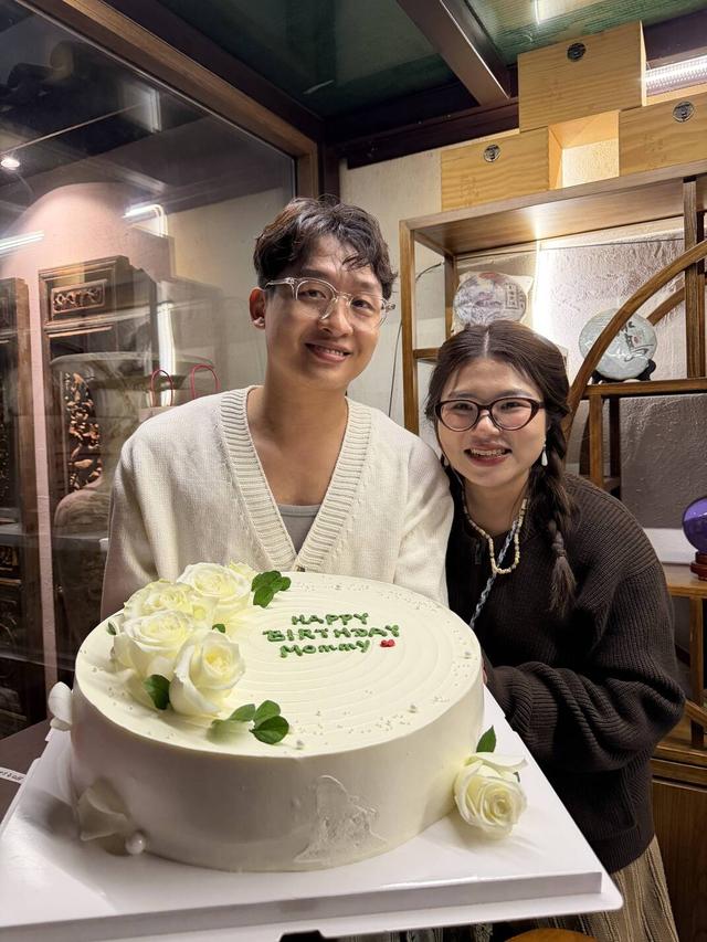 【外眼看云南】柬埔寨顶流姜思倪携家人圆梦云南：玉龙雪山遇雾亦浪漫，民宿庆生显温情