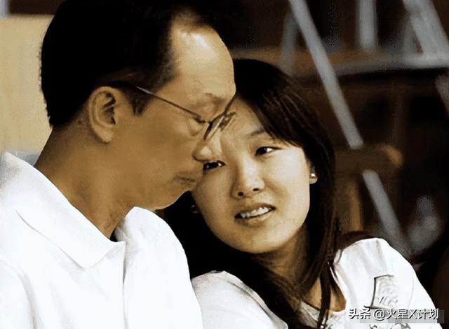 恩爱了23年，73岁的梁锦松开始衰老萎缩，47岁的伏明霞正绚烂如花