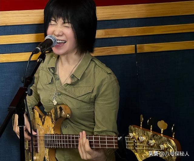 她连上4次春晚，和恩师同居怀孕，被骗流产，如今57岁依然单身！