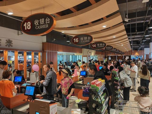胖东来现象——国庆期间300万游客背后的“密码”