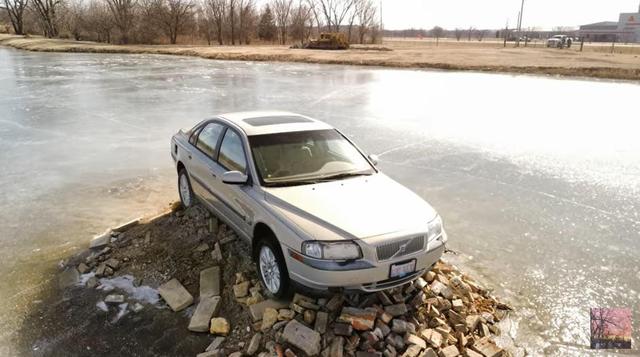 湖面上咋停了辆车，还成热门景点了？几百人来打卡，这得有多闲