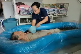 陕西女子专门为老人洗澡，一次500元，她洗的不是肉体而是尊严图片