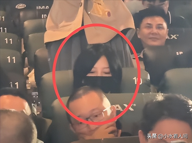 落地凤凰不如鸡！赵薇回老家探亲，全副武装包裹，不敢露脸怕见人