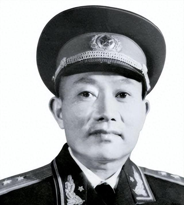 1976年，华国锋看望刘伯承，闲聊时谈起邓公，刘伯承提出2个要求
