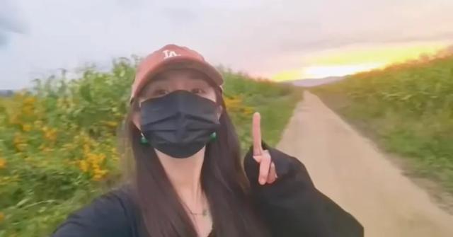 杨幂去延吉旅行，她站在玉米地里拍照，她还去了抗日博物馆！
