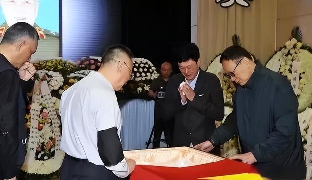 韩先楚的夫人有多美？这是1970留影，她50岁，皮肤白皙	，气质非凡