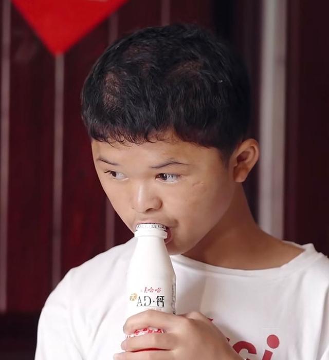 “小马云”发声想赚钱娶老婆，表哥盖别墅开豪车，他却成赚钱工具